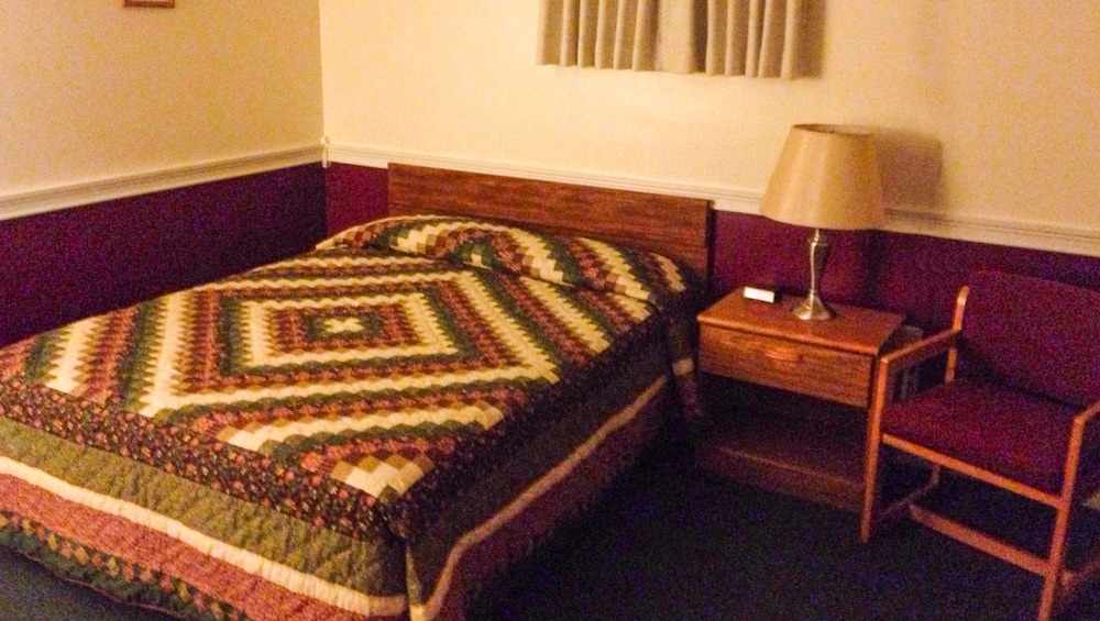 JUDY'S MOTEL BEDFORD 26/34