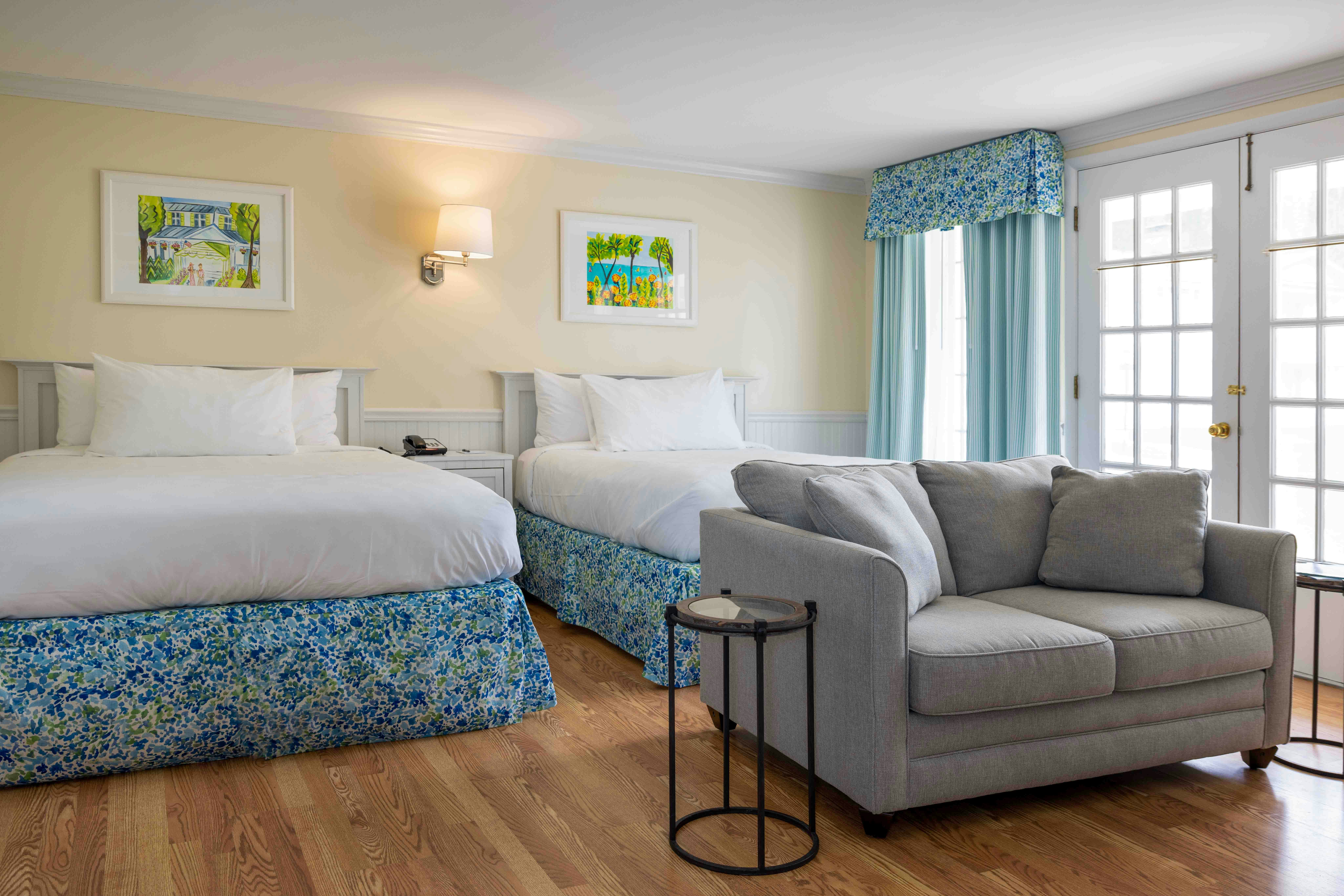 Colonial Inn in Harbor Springs 38/57