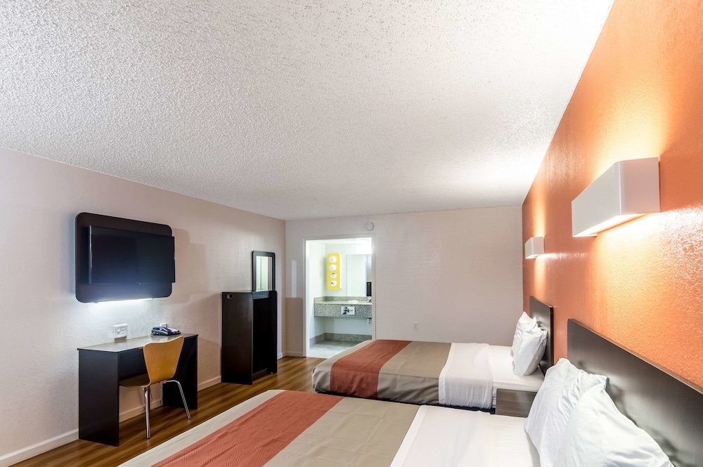 Motel 6 Clinton OK 30/64