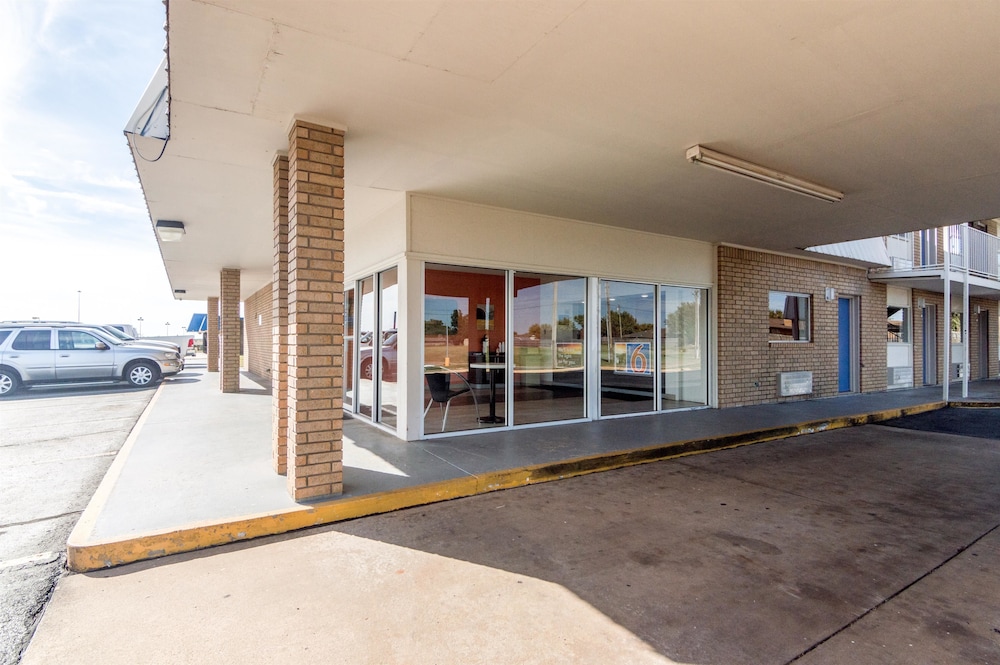 Motel 6 Clinton OK 48/64