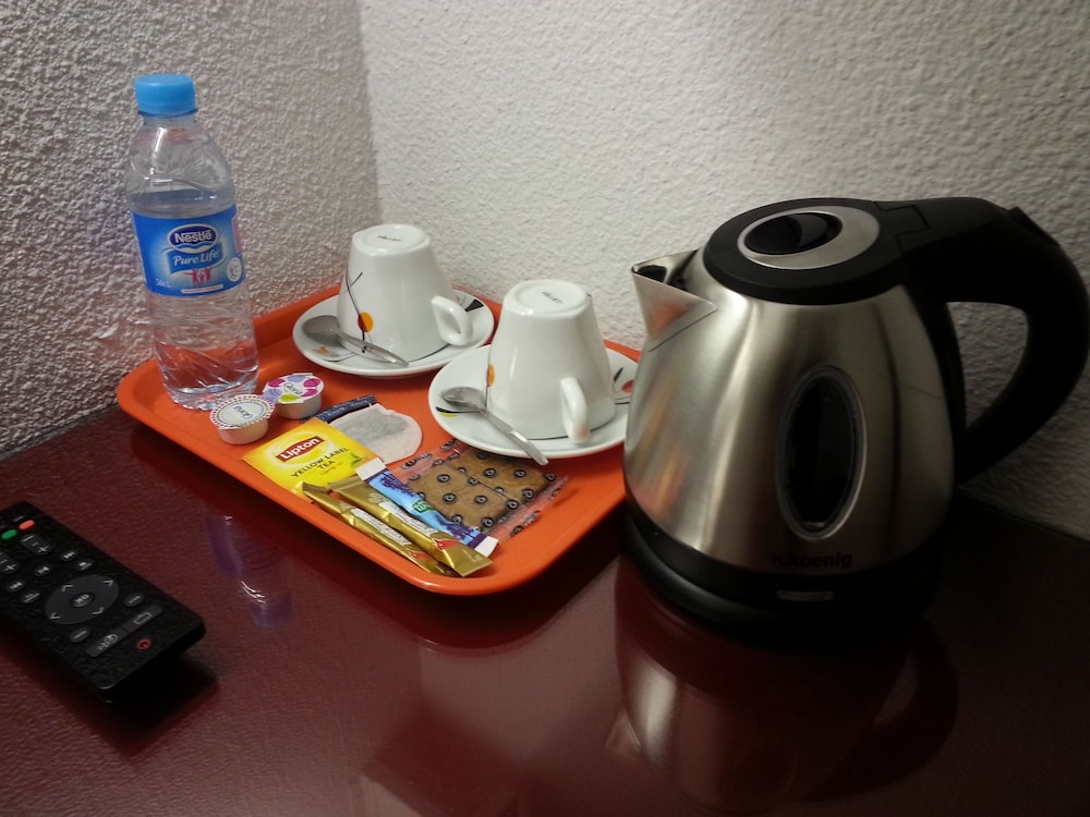 Brit Hotel Porte D Espagne 28/62