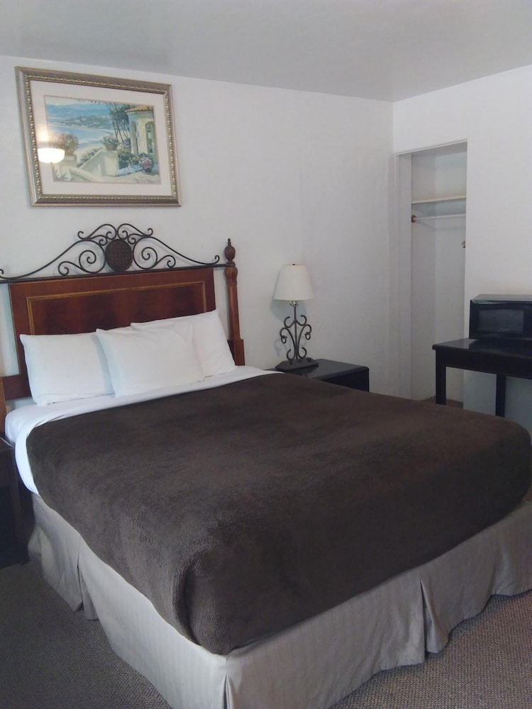 Bay Bridge Motel 9/45