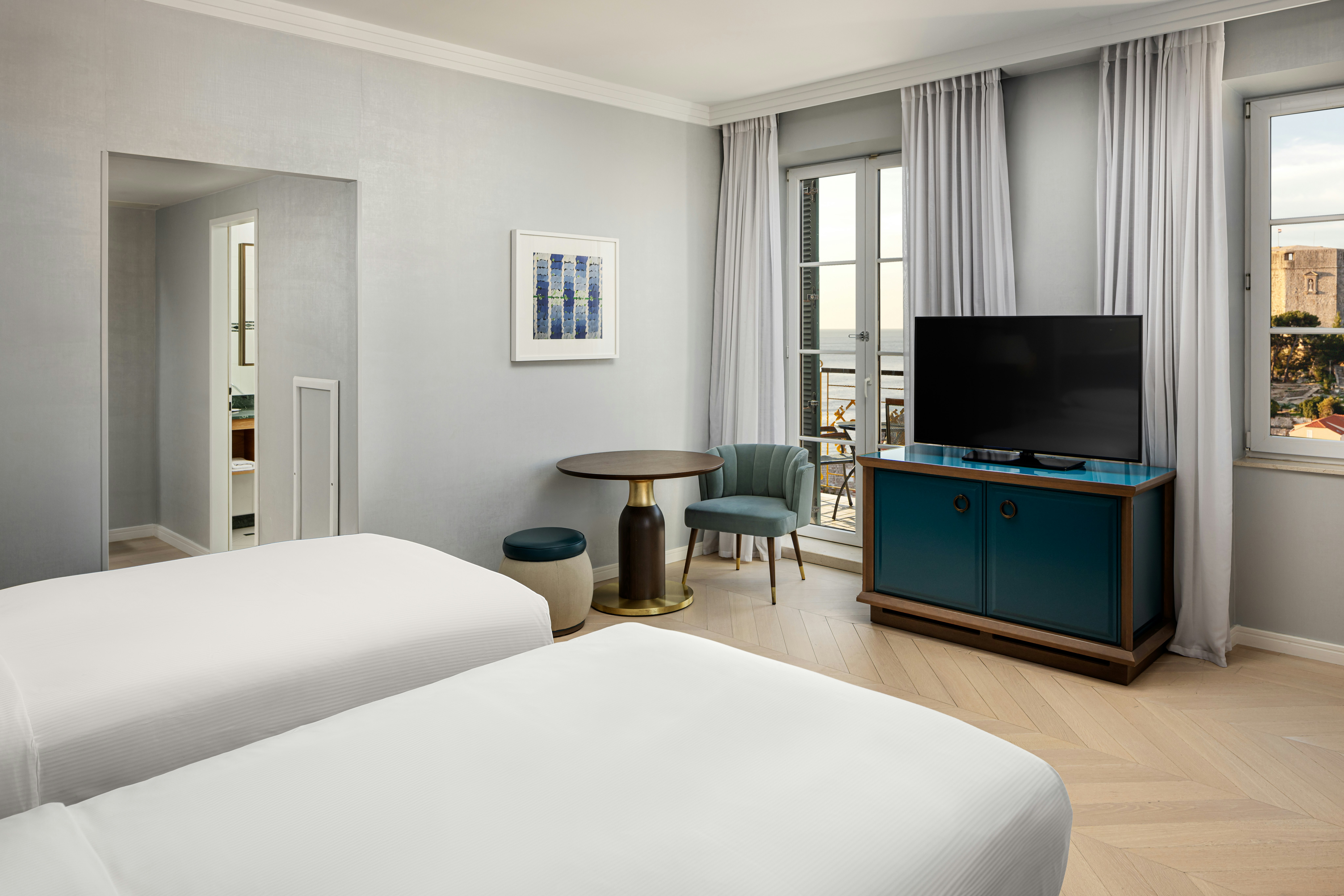 EXECUTIVE, TWIN BEDS, SEA VIEW
