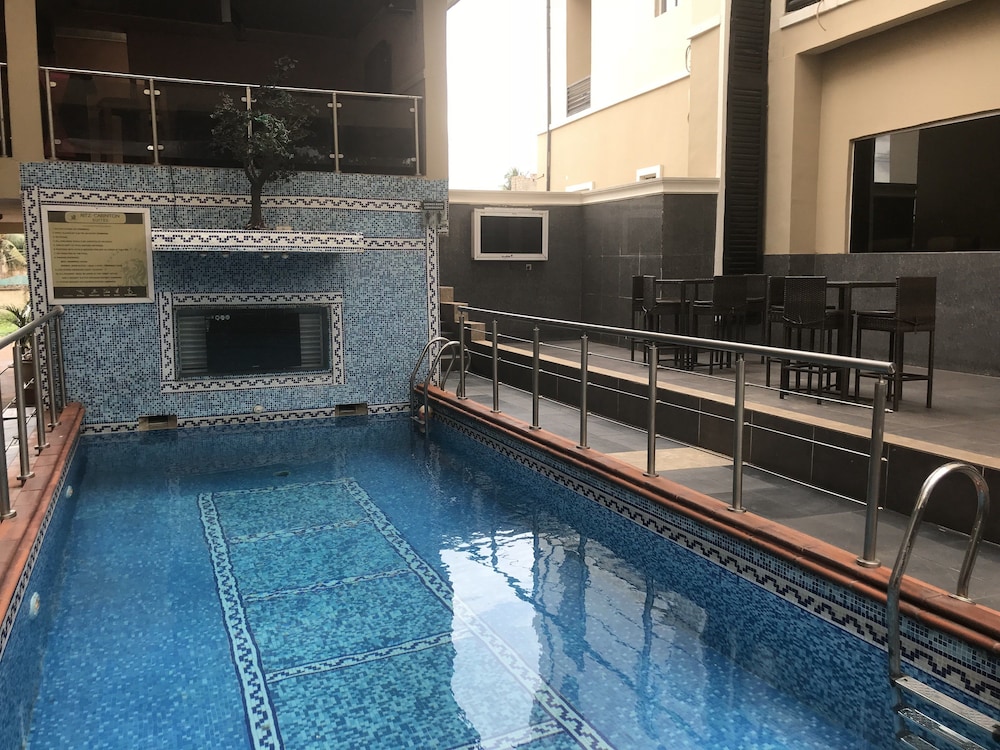 Ritz-Carinton Suites 9/16