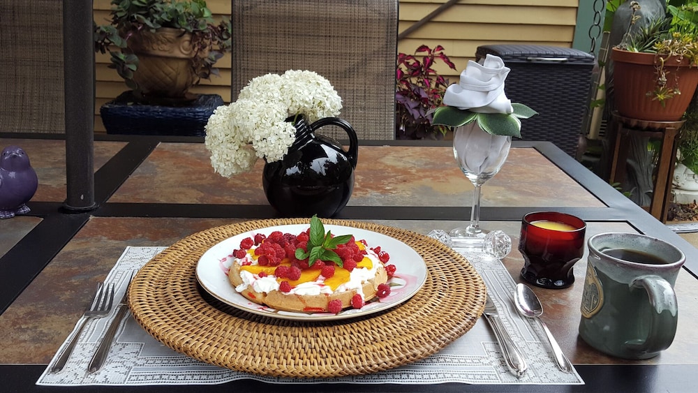 The Queen, A Victorian Bed and Breakfast 58/74