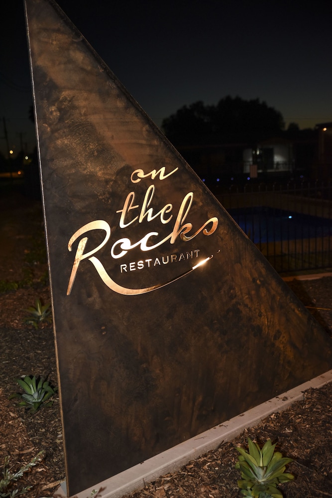 THE ROCKS MOTEL 32/55