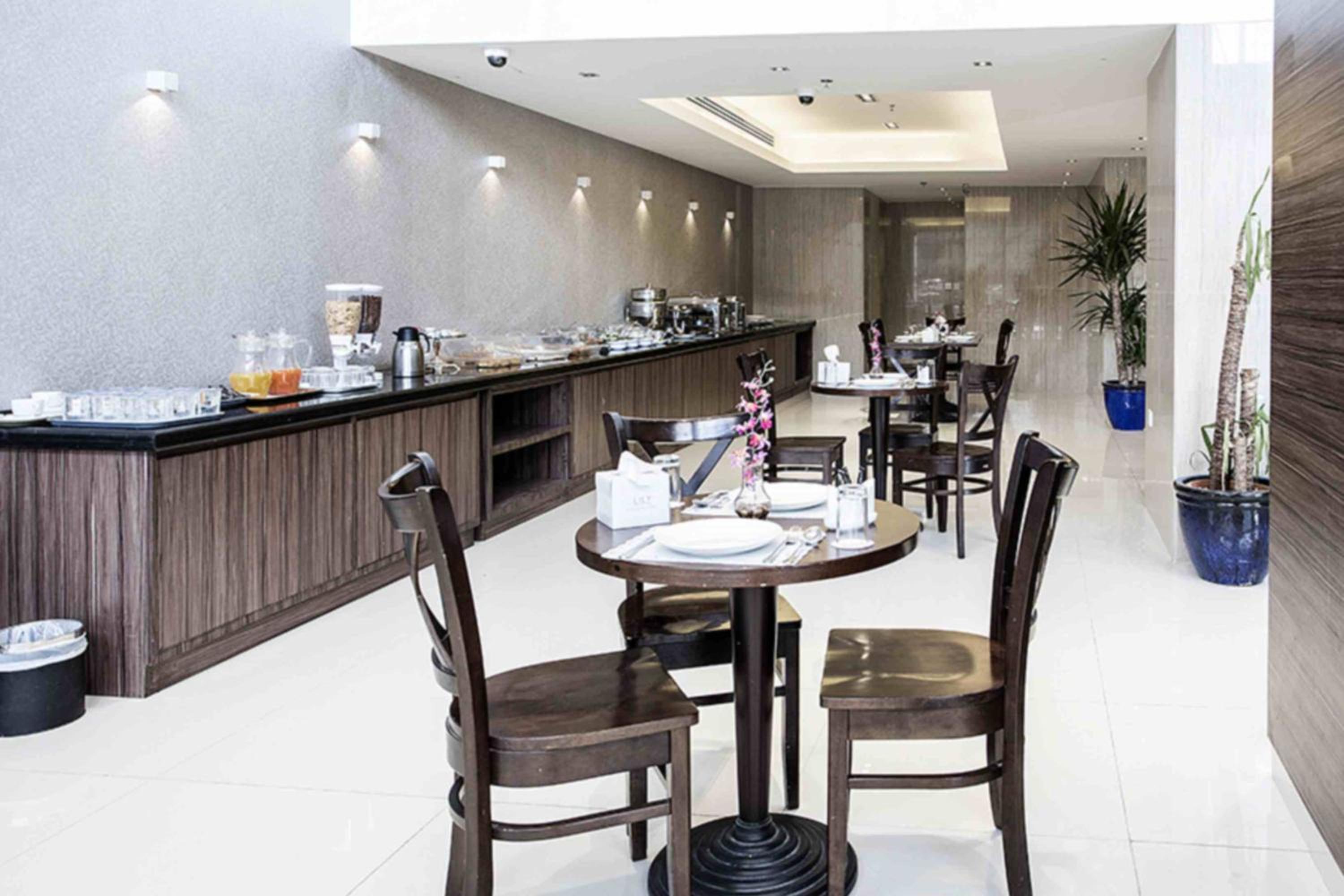 Watheer Hotel Suite 38/44