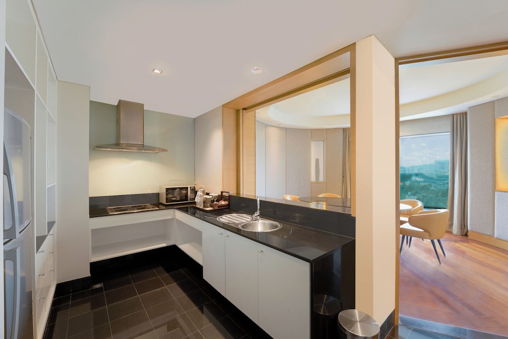 Executive, Penthouse, King Bed, Lake View, Kitchen, Hilton Kuala Lumpur 10/10