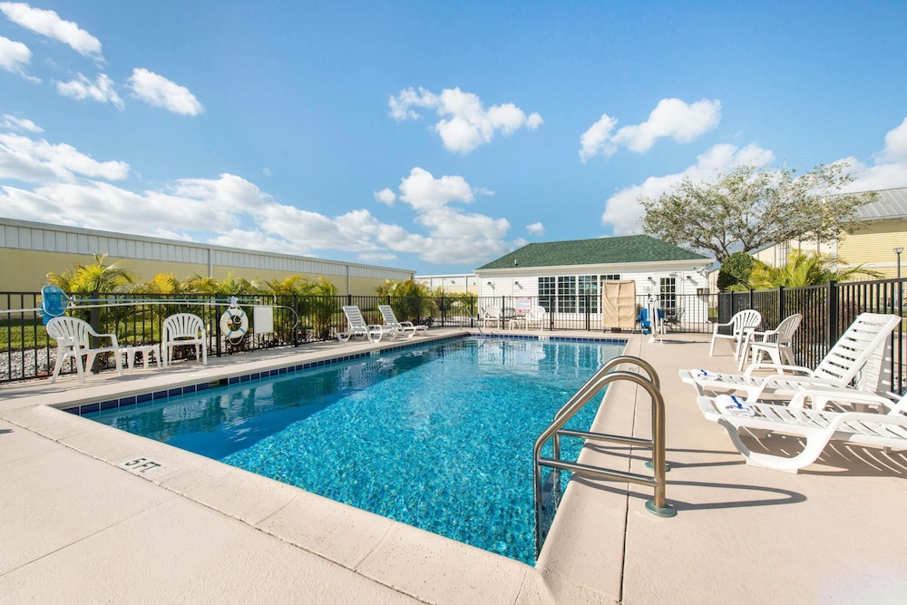Quality Inn Palm Bay Melbourne I-95 5/35