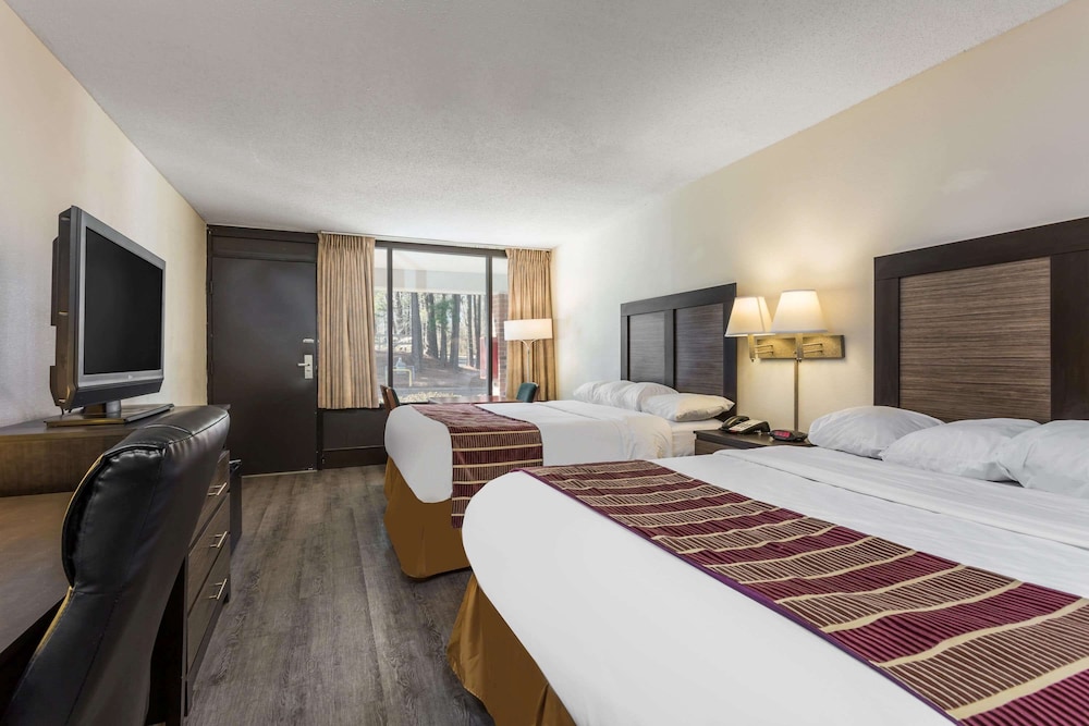 Days Inn Suites By Wyndham Rocky Mount Golden East 29/56