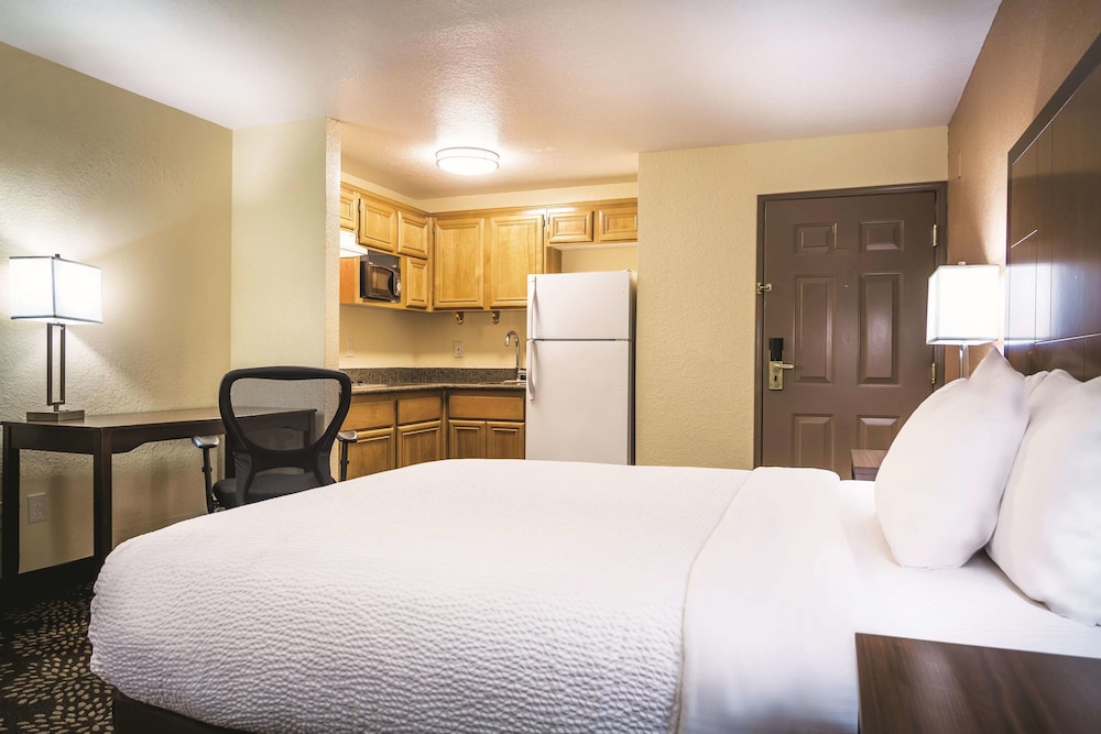 La Quinta Inn & Suites by Wyndham Las Vegas Red Rock 18/42