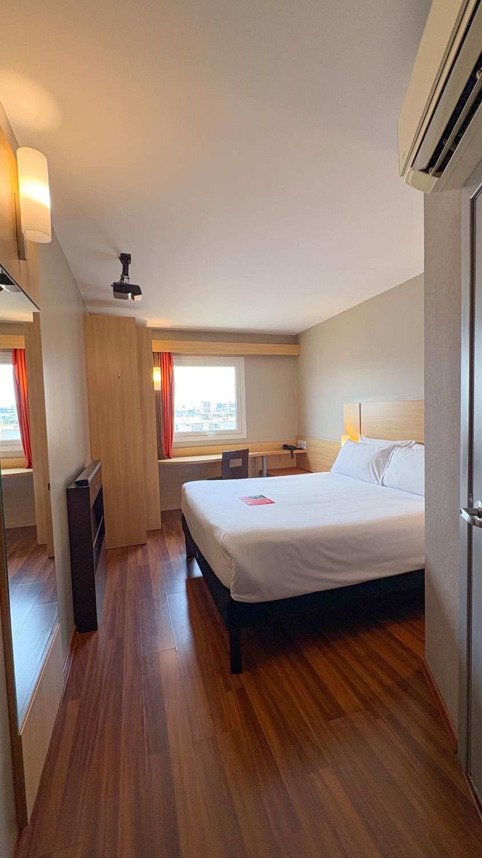 Plug and Play, Superior, Queen Bed