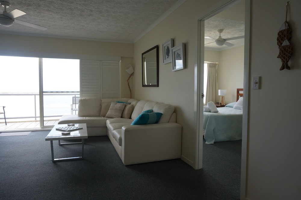 MOORINGS BEACH RESORT 39/77