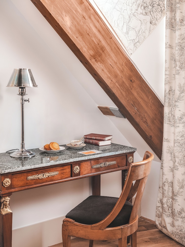 Hotel De Senlis 45/52