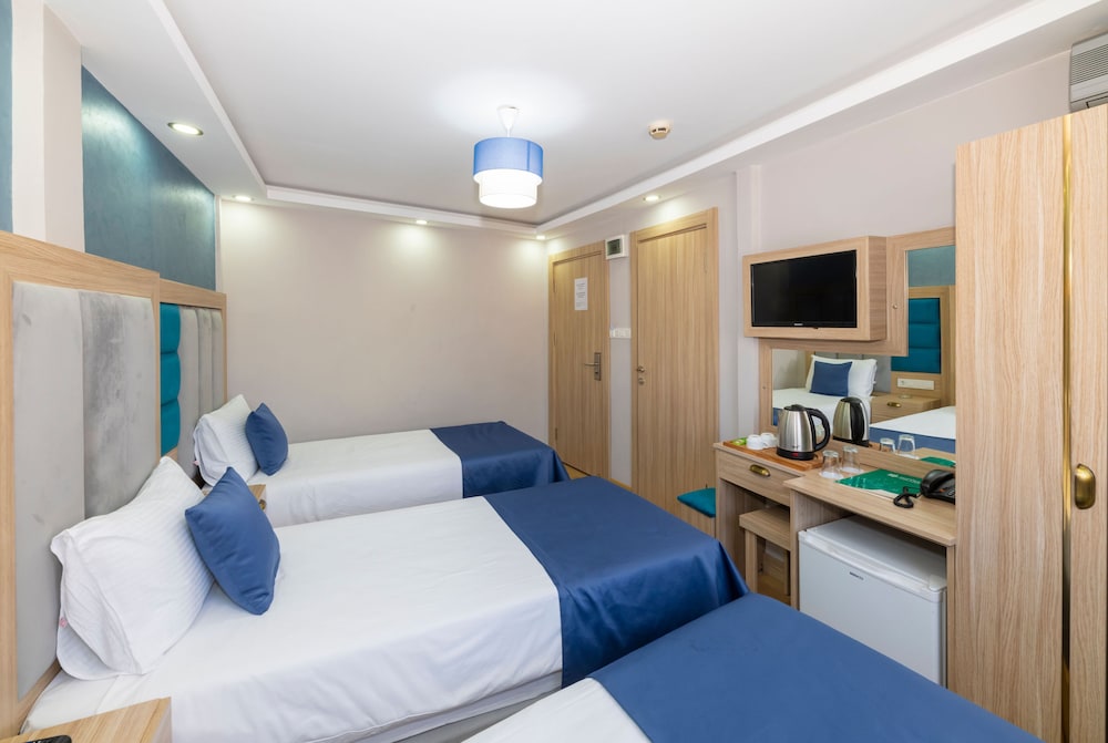 STANDARD, TRIPLE, 3 BEDS, CITY VIEW