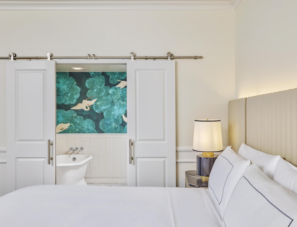 SIGNATURE, SUITE, KING BED, BALCONY