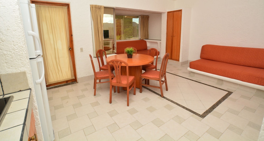 Pacifica Resort Ixtapa 54/72