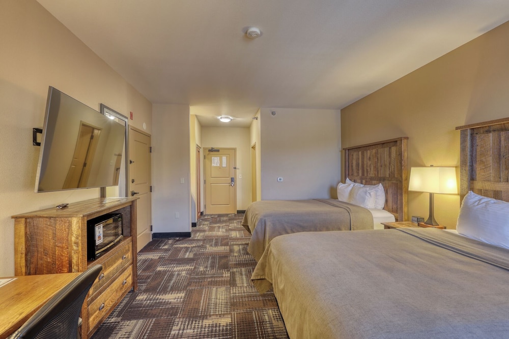 Walkout, 2 Queen Beds
