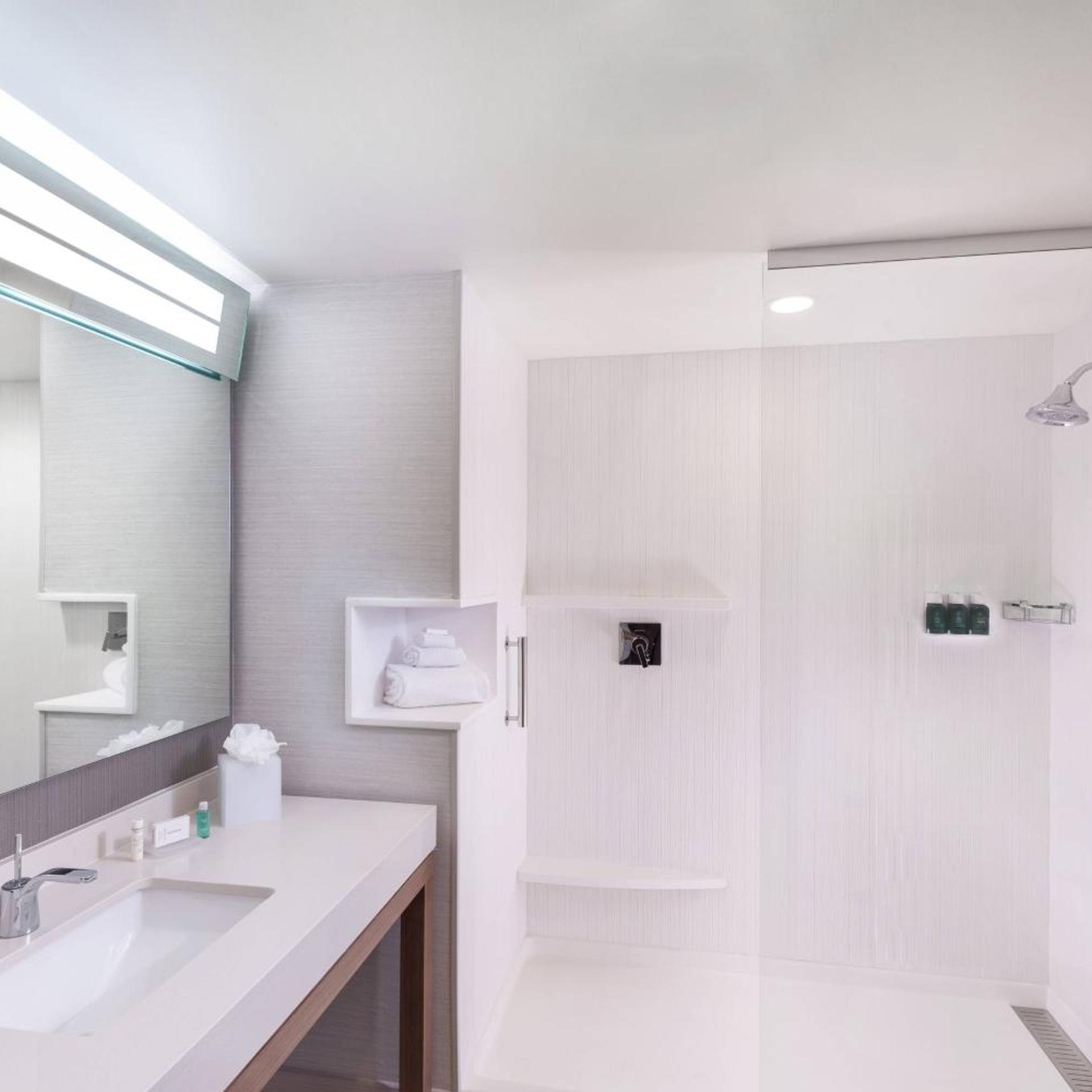 غرفة بسريرين كوين بشرفة، Courtyard By Marriott Baton Rouge Downtown 5/5