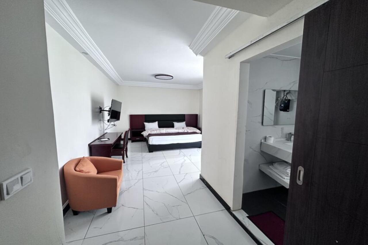Melia's Hotel 18/22