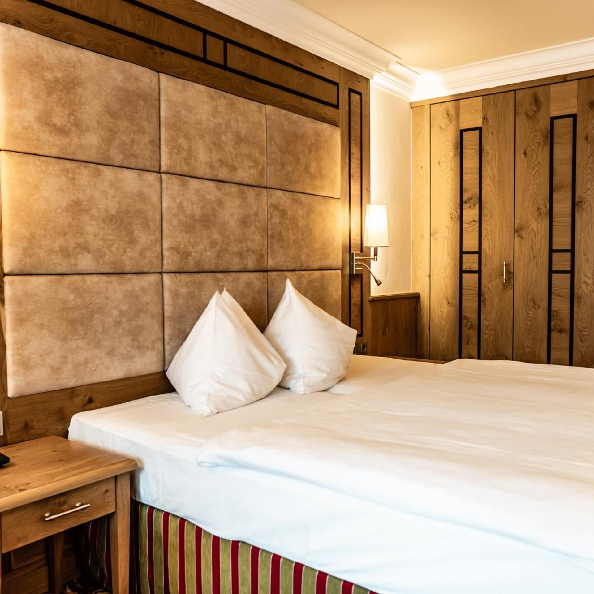 Room, King Bed, Street View، Hubertushof 4/7