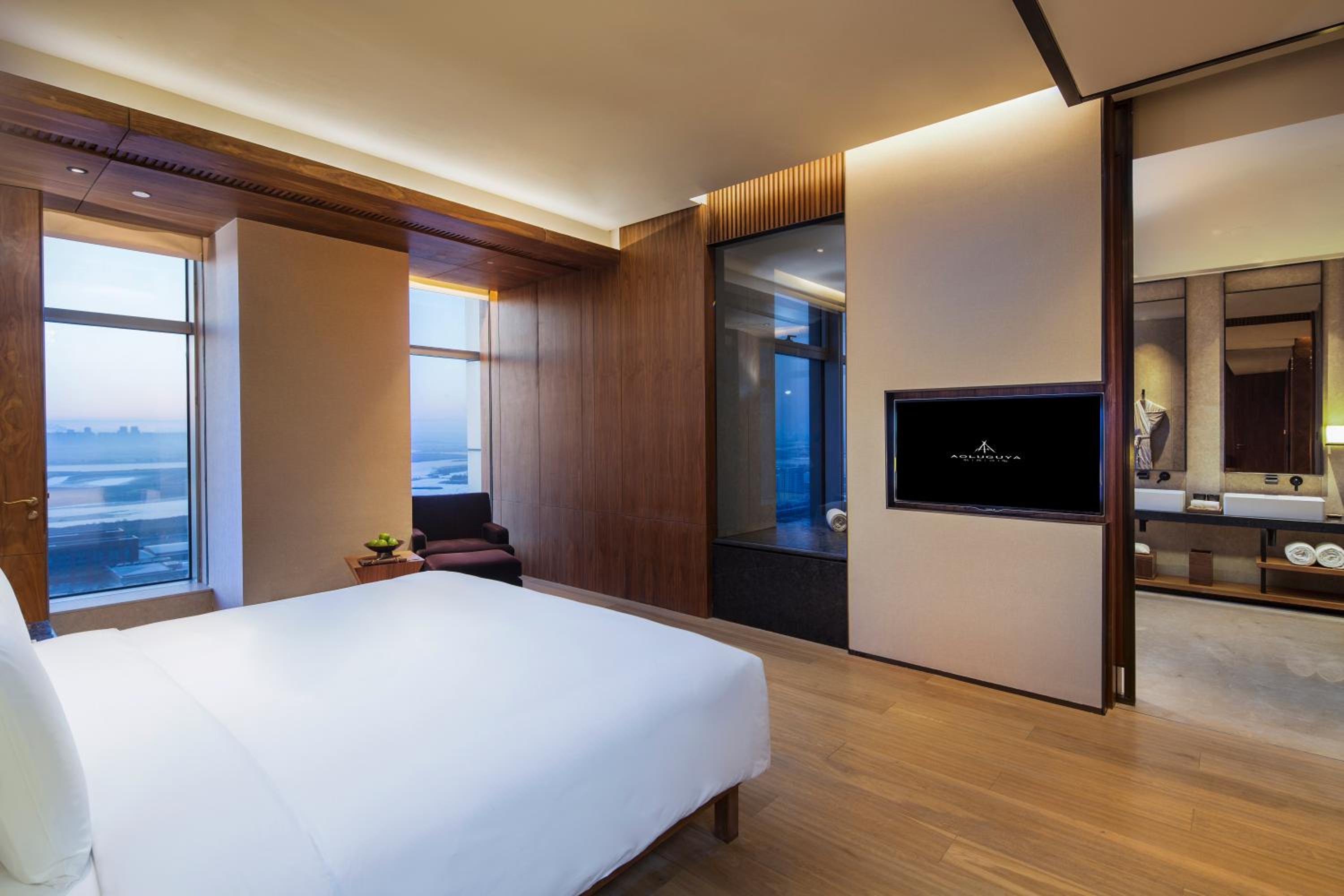 Rainbow, Family Suite, Hut, Archway