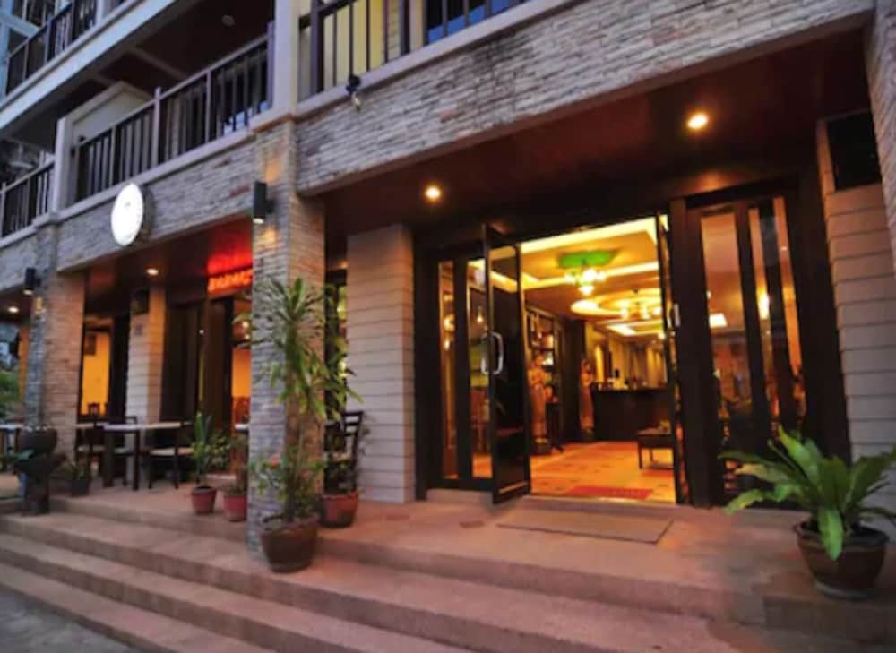 Mt Hotel 2/53