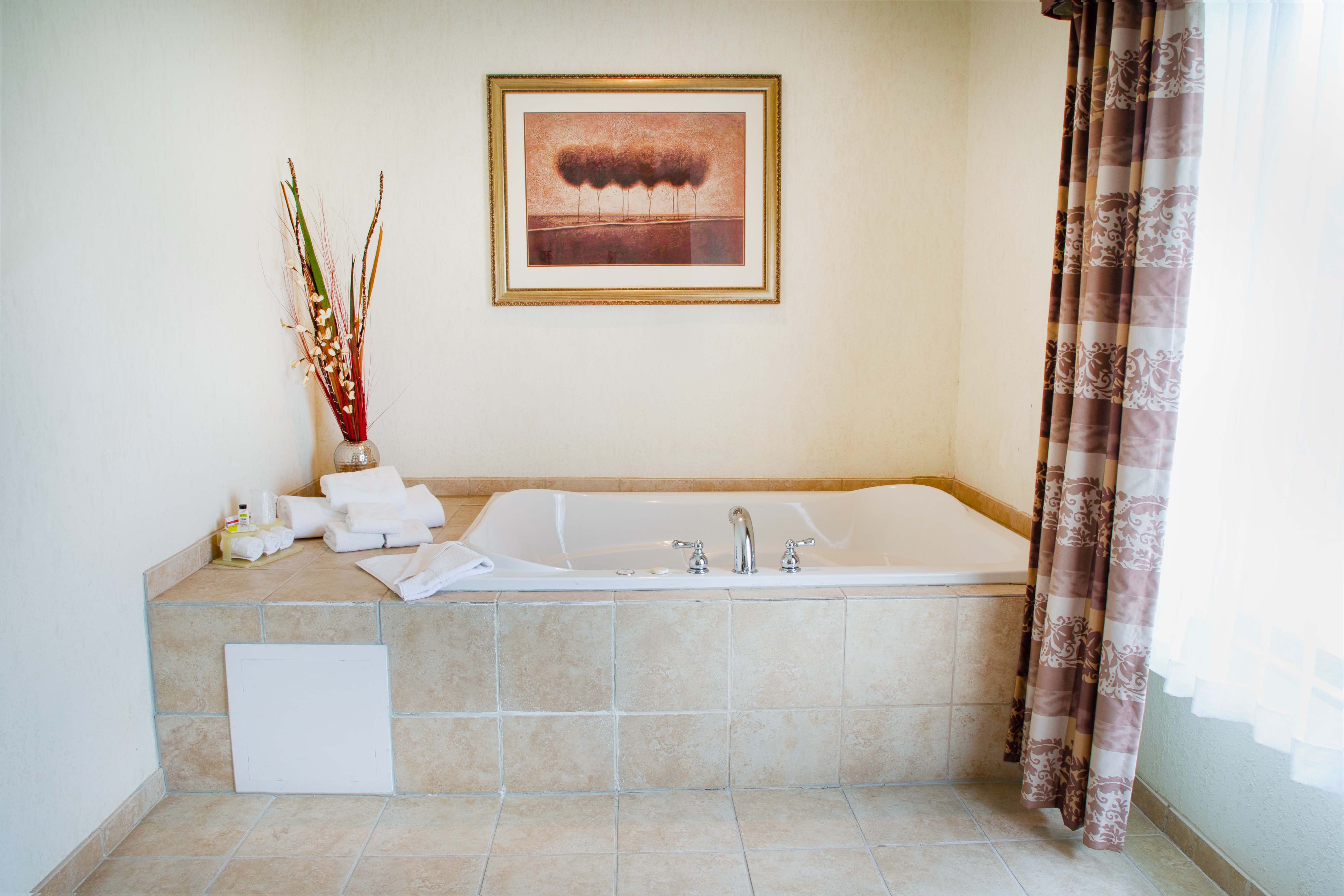 Holiday Inn Express Hotel And Suites Center Tx 76/76