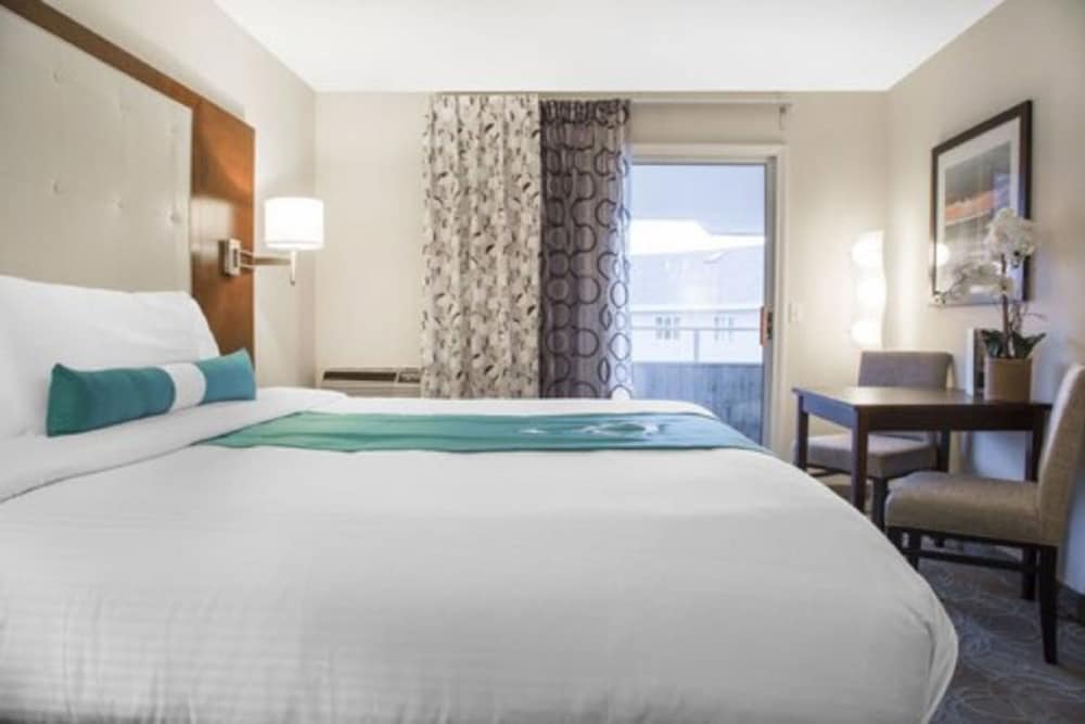 Aqua Blue Hotel & Conference Center 26/61