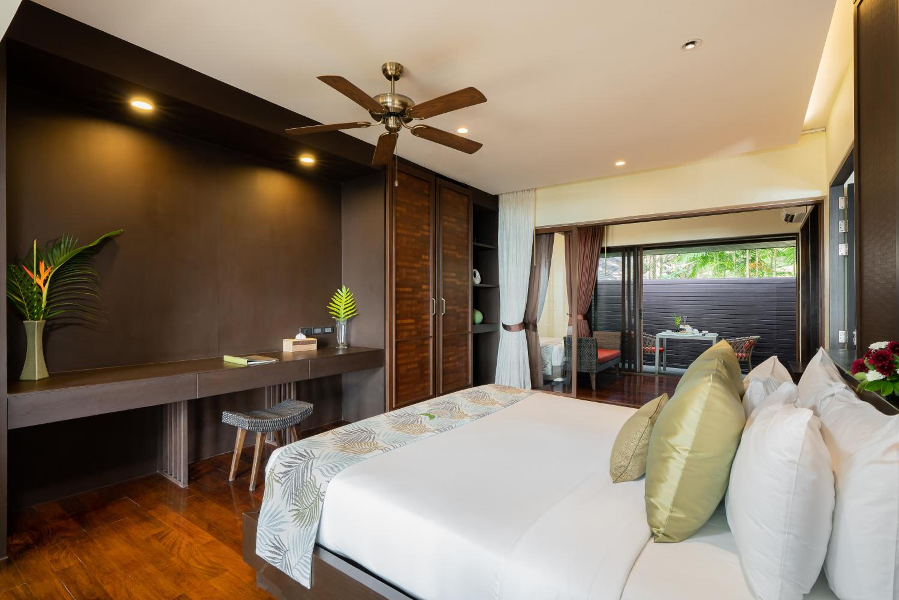 Casuarina, Family, Villa