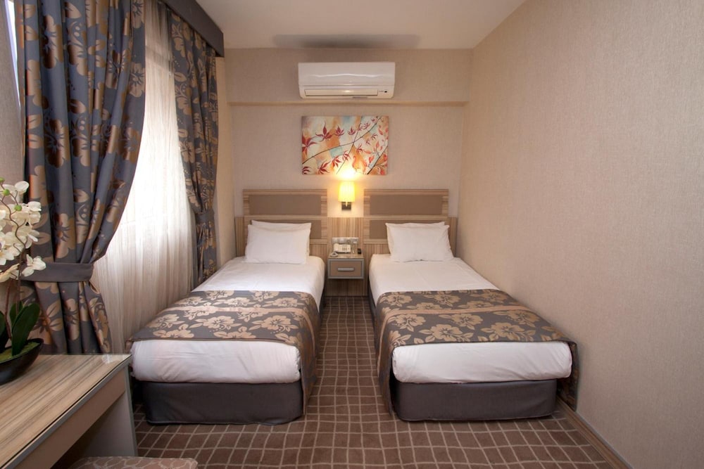 Nanda Hotel 24/63