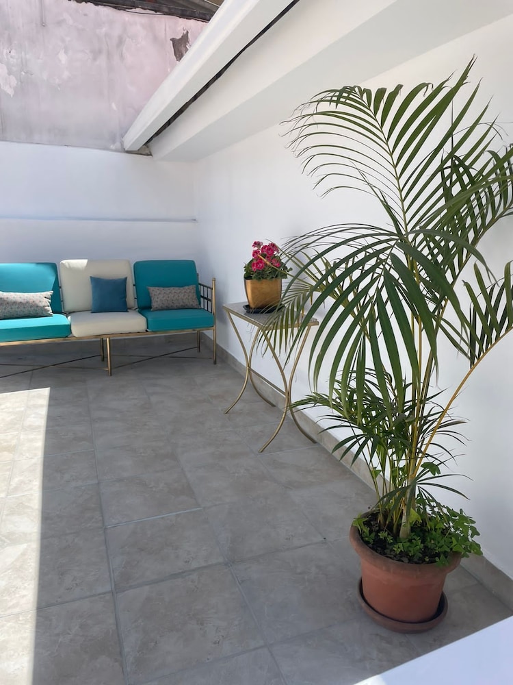 Adamas House Hotel 11/50