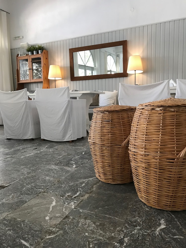 Paradisos Hotel 17/50