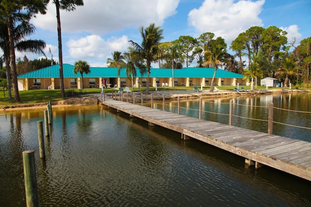 Lake Grassy Inn & Suites 3/38