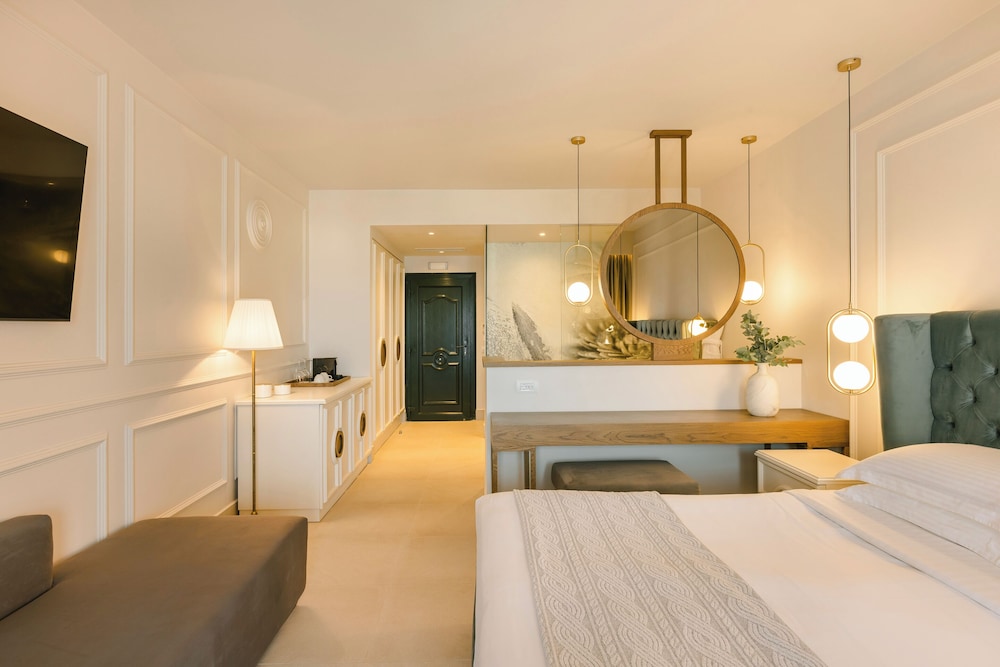 DESIGN, KING BED, PARTIAL OCEAN VIEW