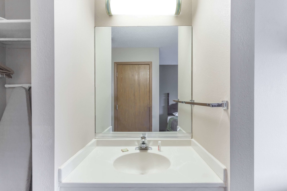 Super 8 by Wyndham Yorkville 8/16