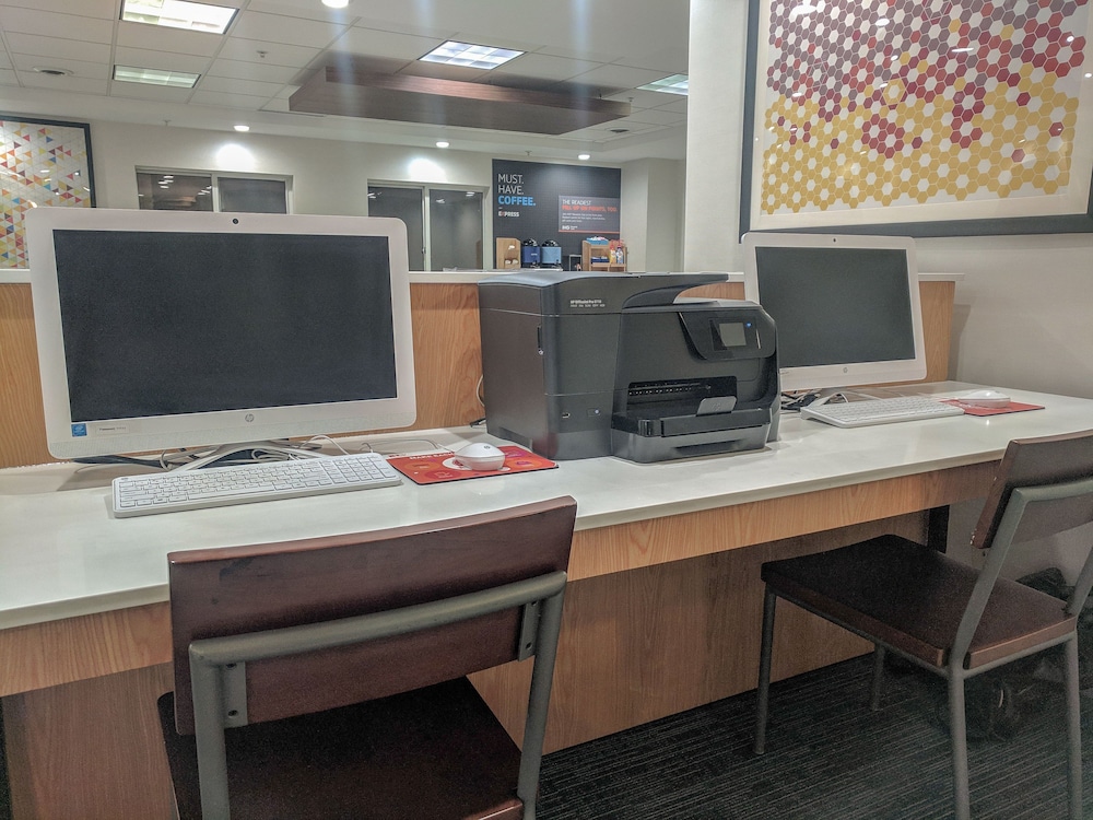 Holiday Inn Express Fort Wayne-East(New Haven) 38/39