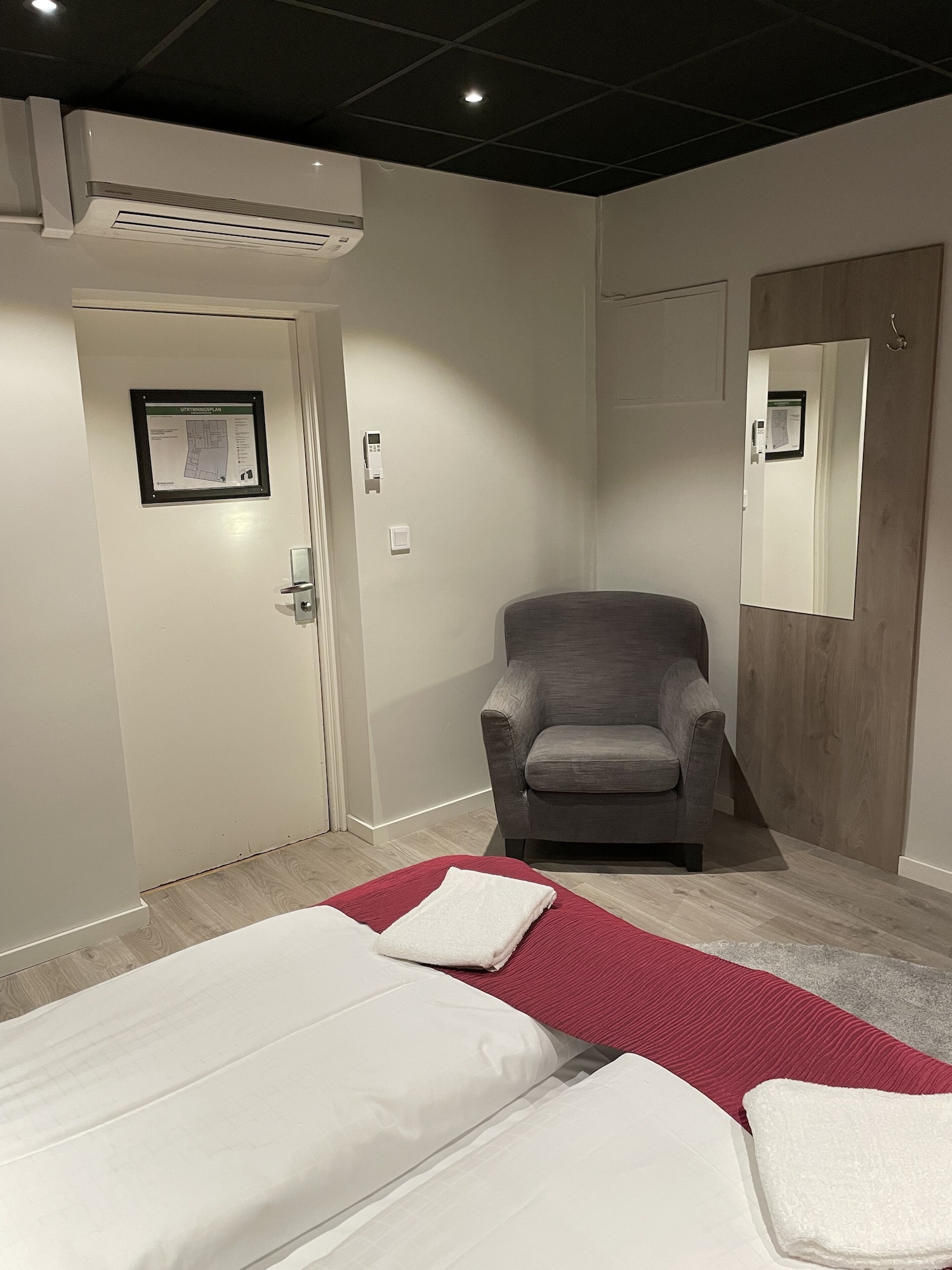 Room, Twin Beds, Shared Bathroom, No Window