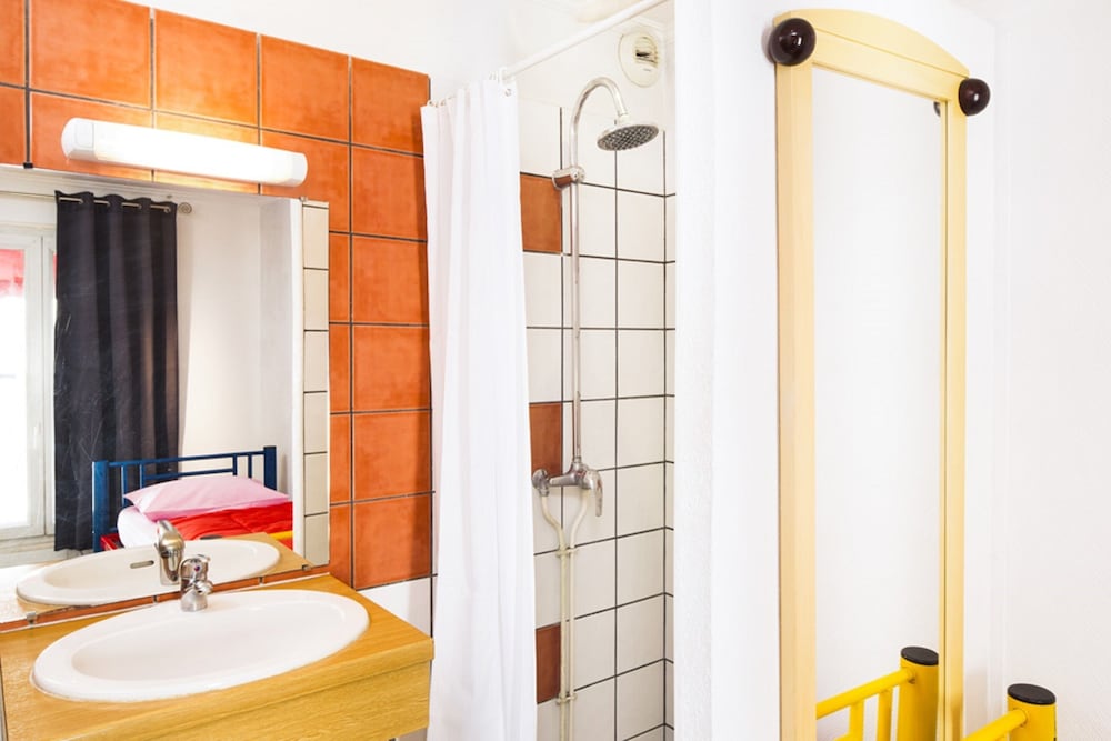 Bastille Hostel 44/47