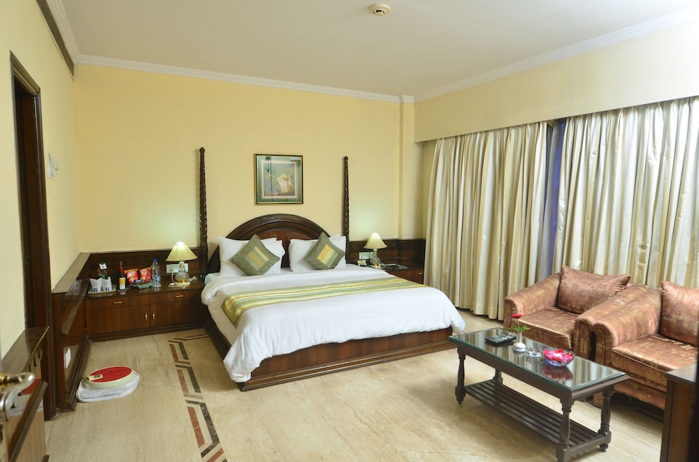 EMPIRES HOTEL 36/68