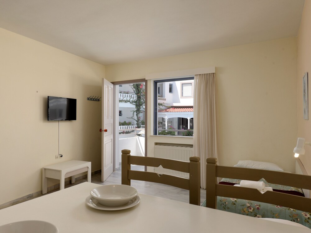 Ariadne Hotel 26/30