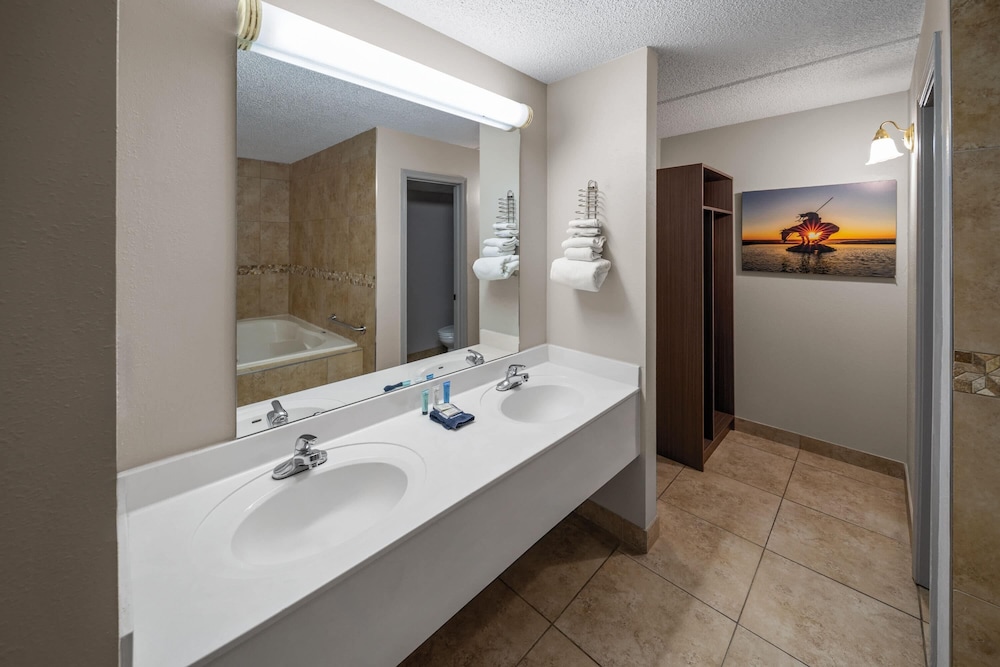 Angel Inn Near IMAX, a Travelodge by Wyndham 49/50