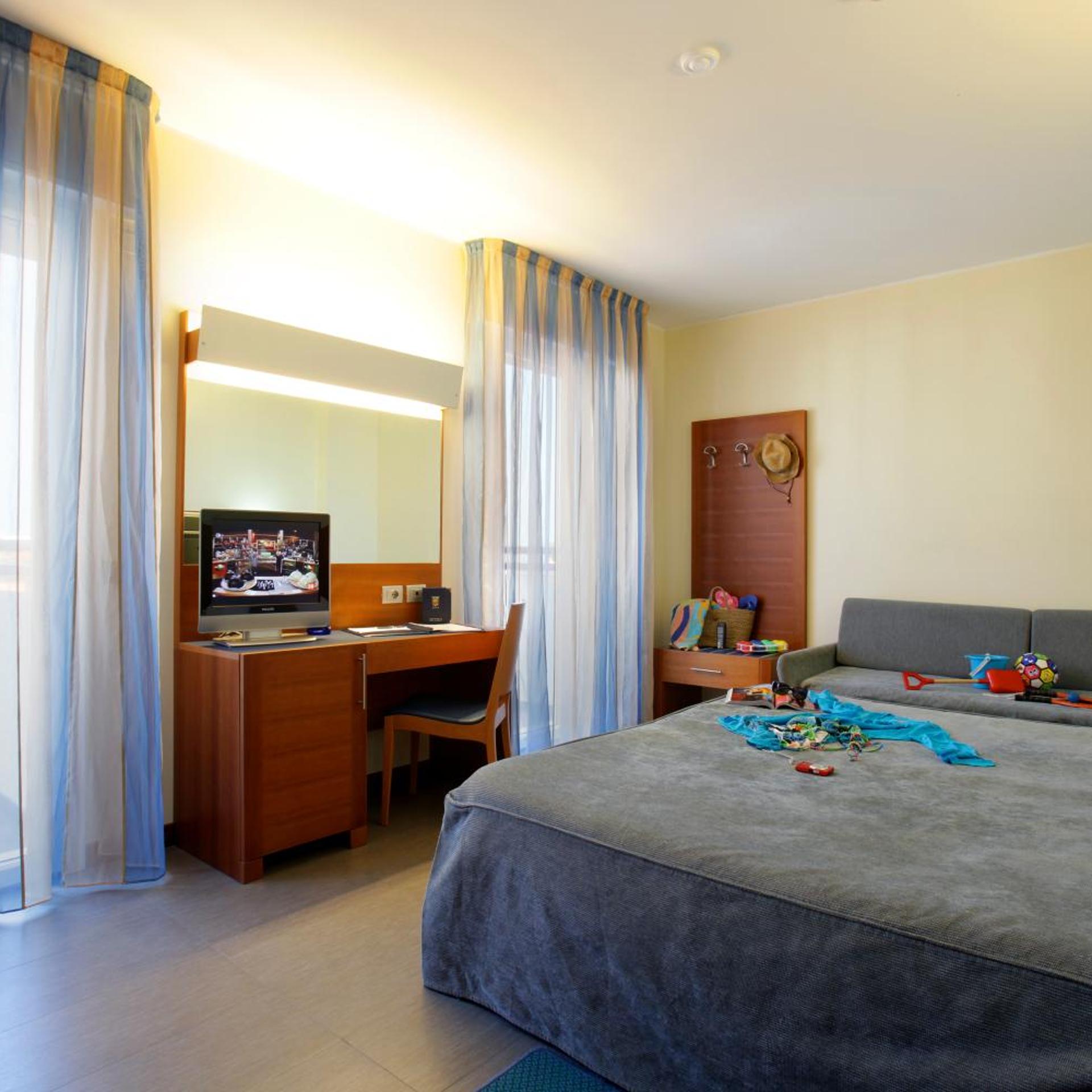 ROOM, TRIPLE