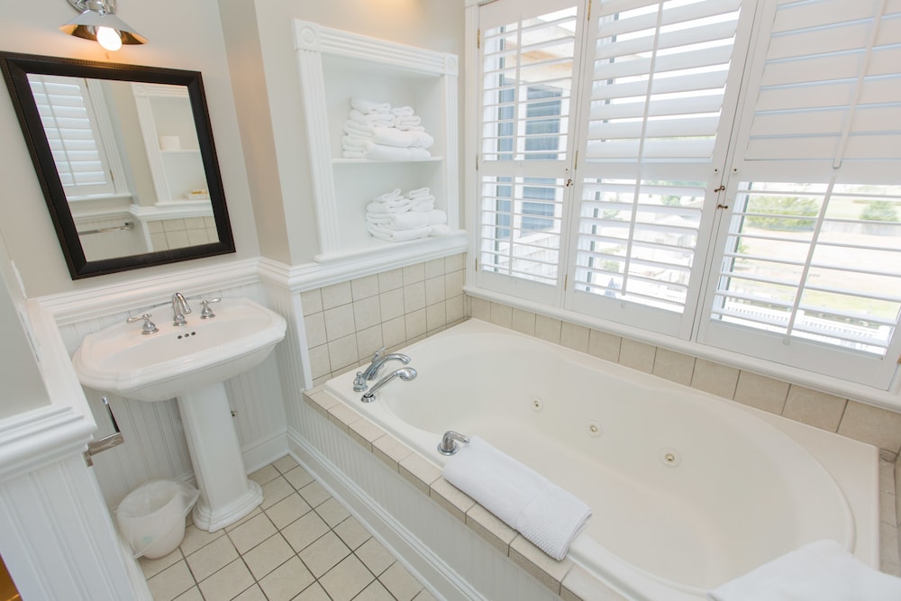 The Burrus House Inn Waterfront Suites 48/50