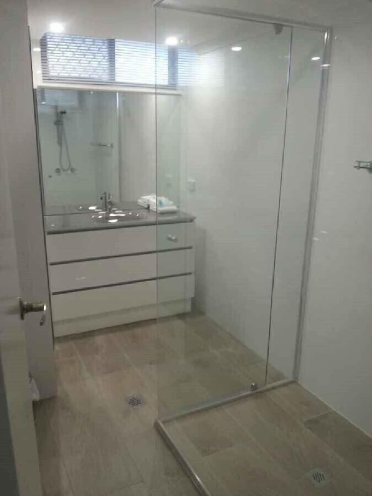 BEST WESTERN BROADBEACH TRAVEL INN APARTMENTS 69/70