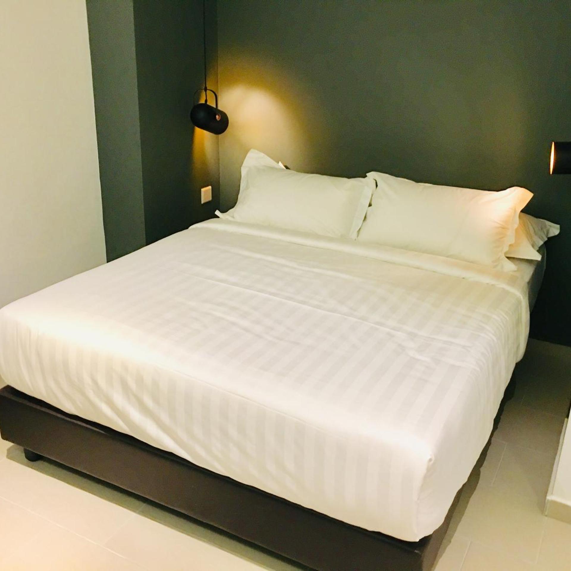 Deluxe, Queen Bed, No Window