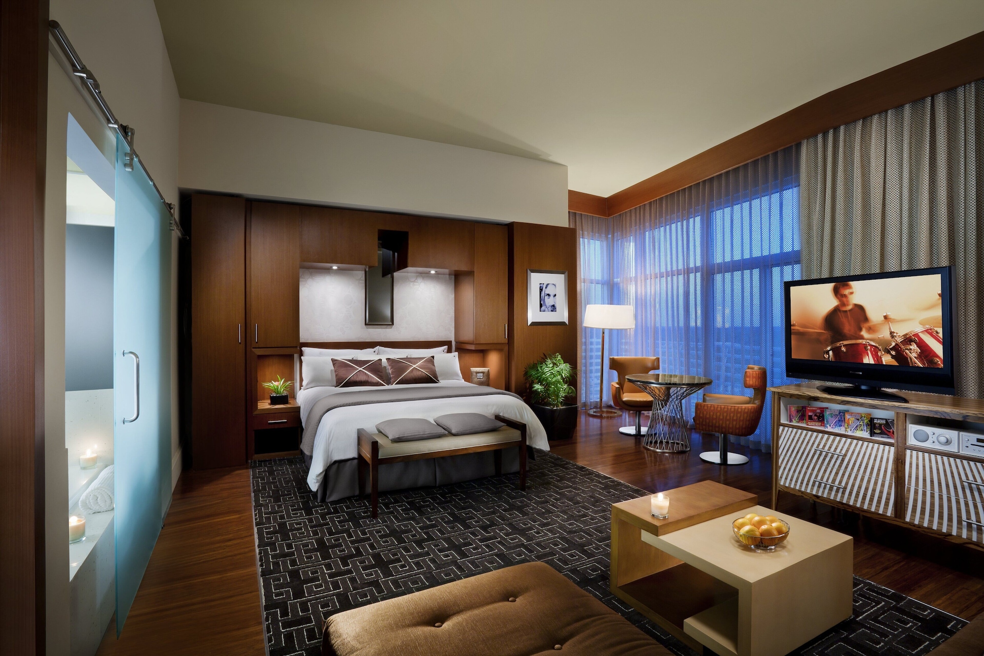 Luxury, King Bed, Pool View, West Tower
