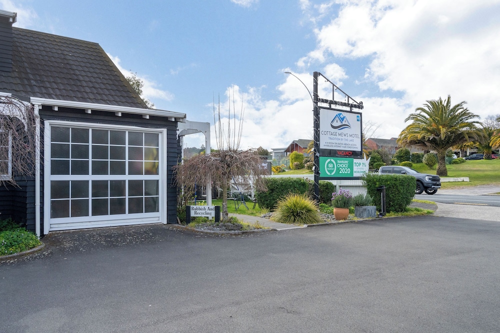 Cottage Mews Motel 65/72