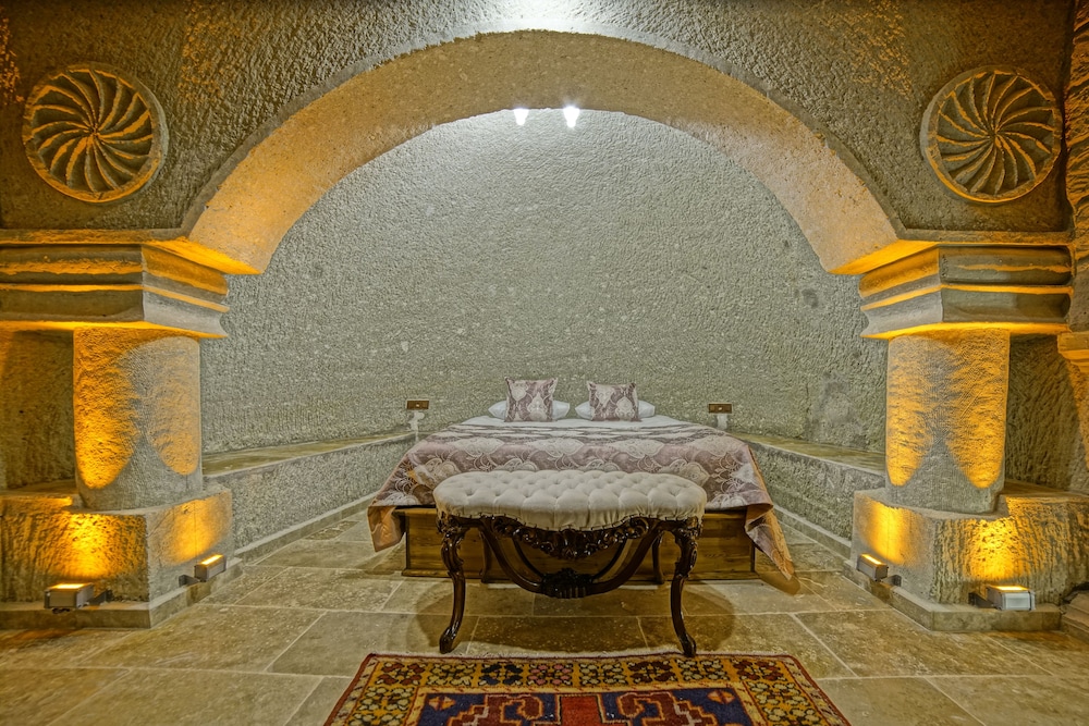 Risus Cave Suites 24/55