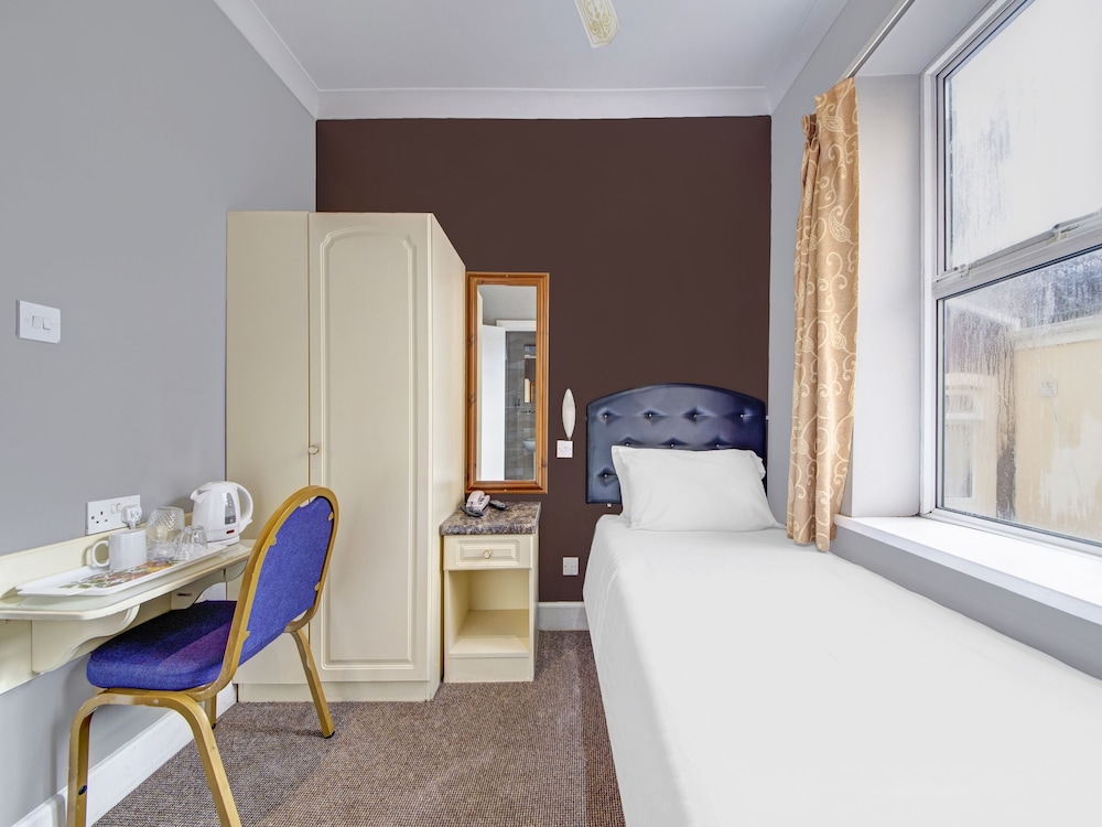 OYO Bostons Manor Hotel, Hanwell London 39/64